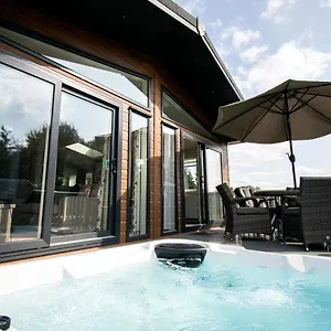 the-crucible-lodge-with-hot-tub.yorkshirehotels.net/